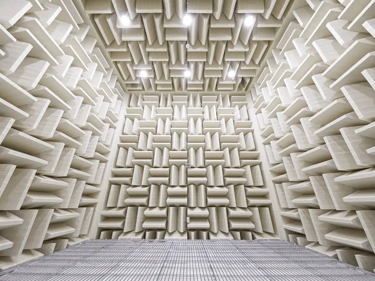 Fully anechoic chamber low angle